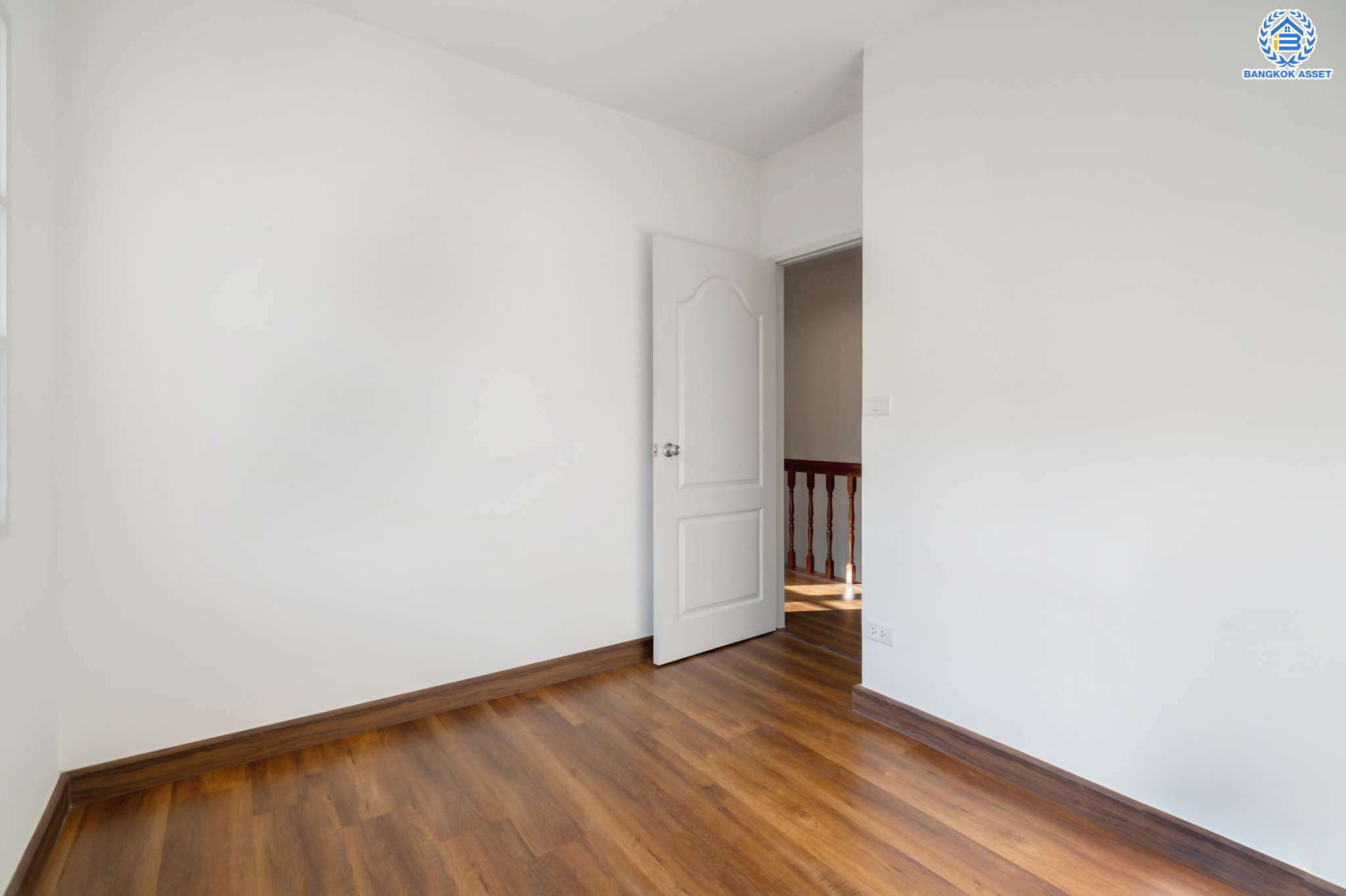 บ้านมือสองตกแต่งใหม่ ม.รติรมย์ 3 สวนผัก บ้านดีไซน์สวยพร้อมอยู่ เนื้อที่ 21 ตร.ว. ฟังก์ชัน 3 ห้องนอน 2 ห้องน้ำ 1 ที่จอดรถ บนทำเลศักยภาพ เชื่อมต่อหลายเส้นทางหลัก ใกล้ทางด่วน "ศรีรัช" รถไฟฟ้าสายสีแดง "สถานีตลิ่งชัน"และแหล่ง Community Mall ชั้นนำมากมาย